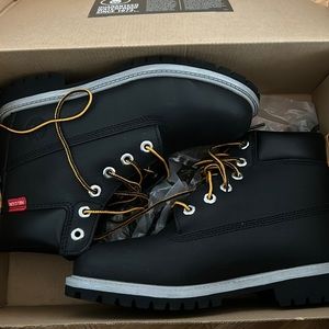 Brand new Timberlands Junior 5.5 M/M